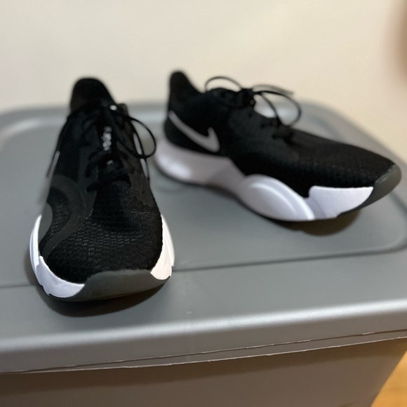 Nike Black and White runners - Picture 3 of 6